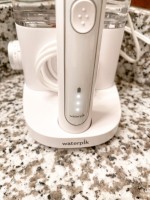 LED lights to show battery level Waterpik Sonic-Fusion